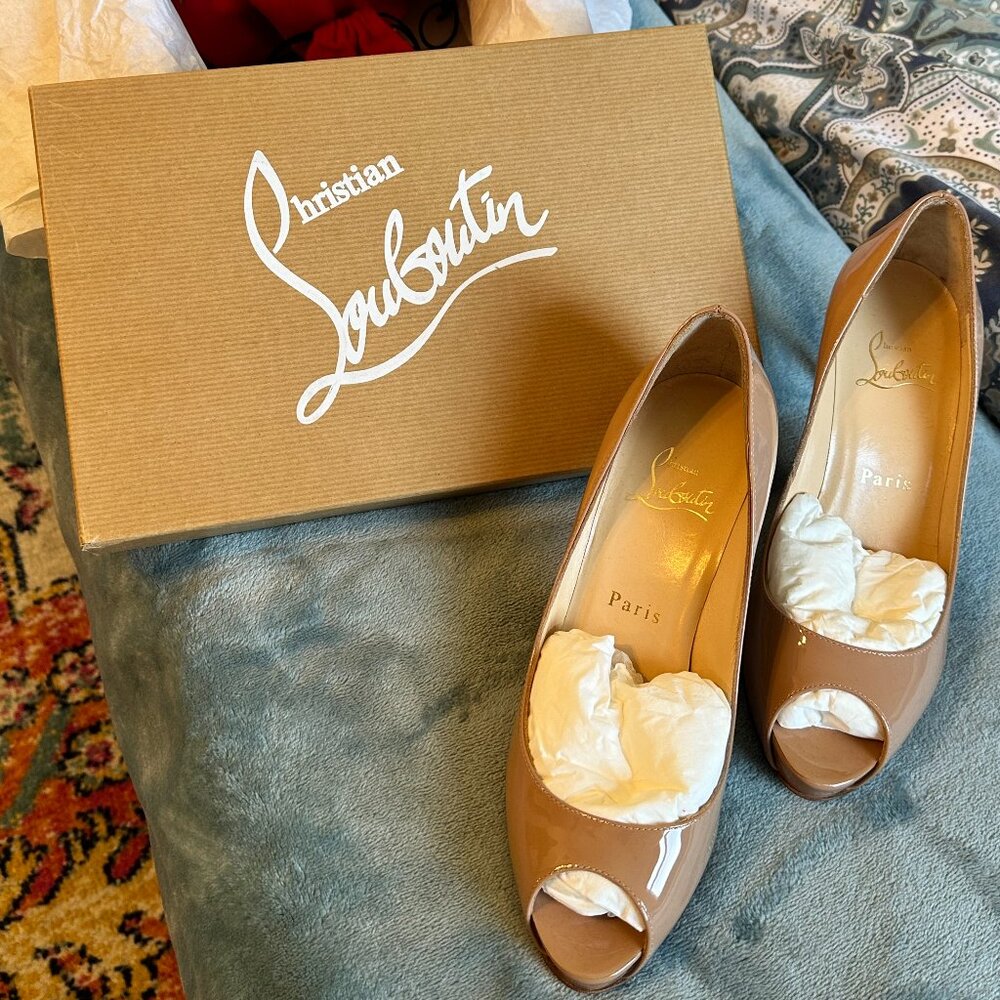 100% Authentic Christian Louboutin NO Matter 85 Peep Toe Pump Nude Patent